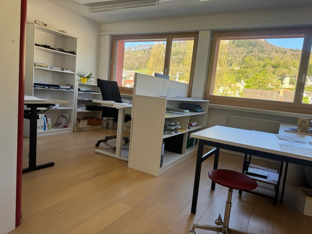 Helles, aufgeräumtes Büro nach der Reinigung