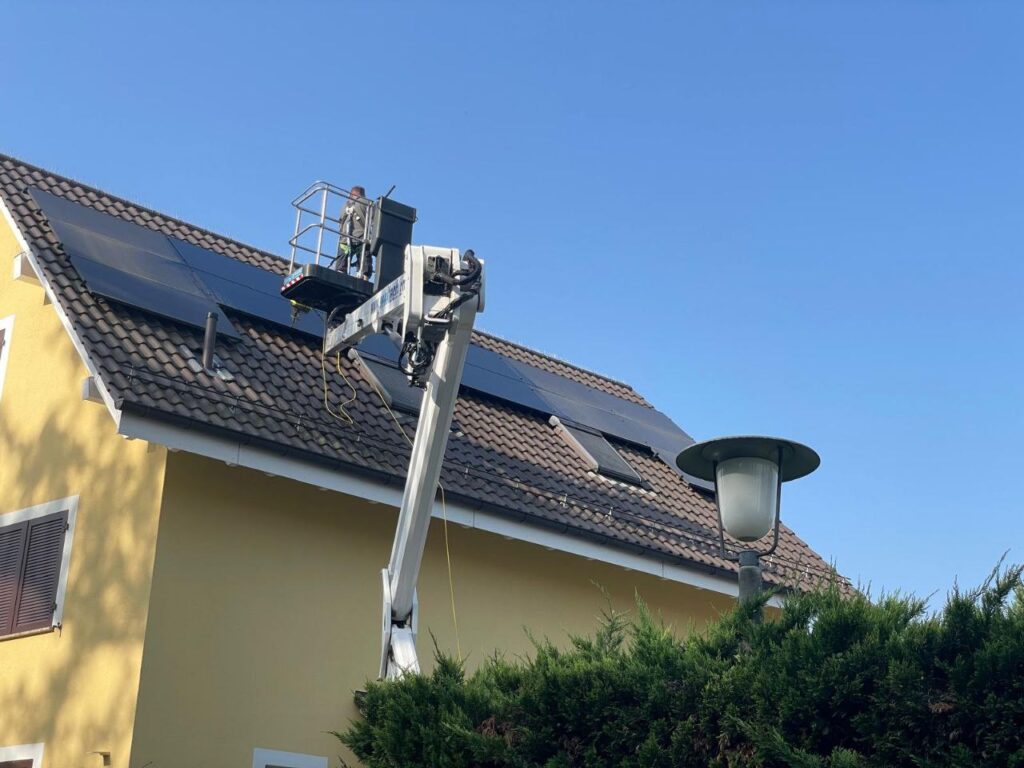 Reinigung einer Solaranlage mit Hebebühne